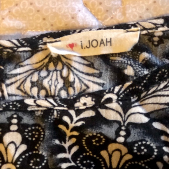 Short Black Dress with floral Print - Picture 3 of 4